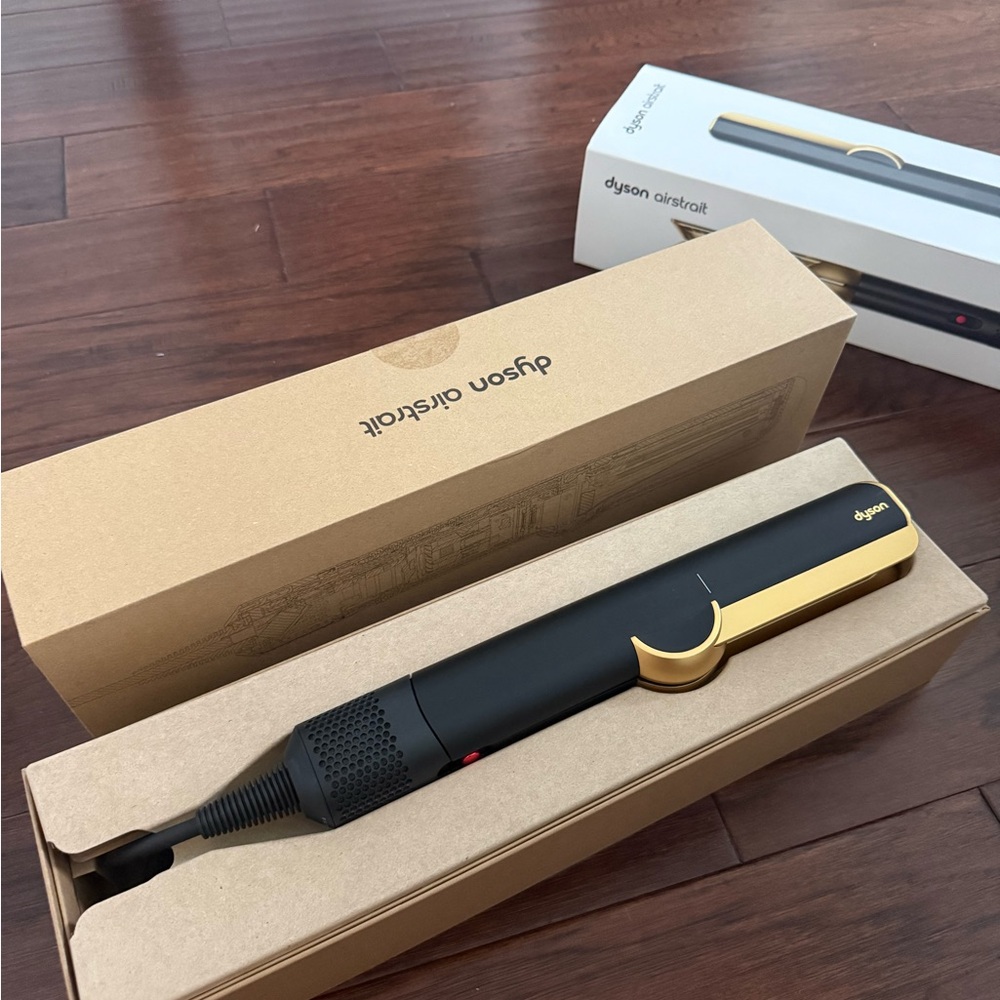 BRAND NEW Dyson Airwrap Styler in Black and Gold